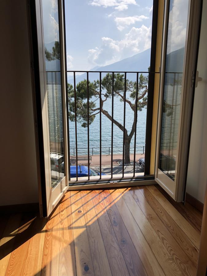 Zimmer mit Kingsize-Bett und Seeblick